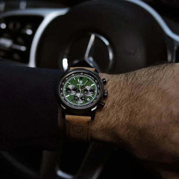 Date window and chronograph sub-dial detail on the Aviatore