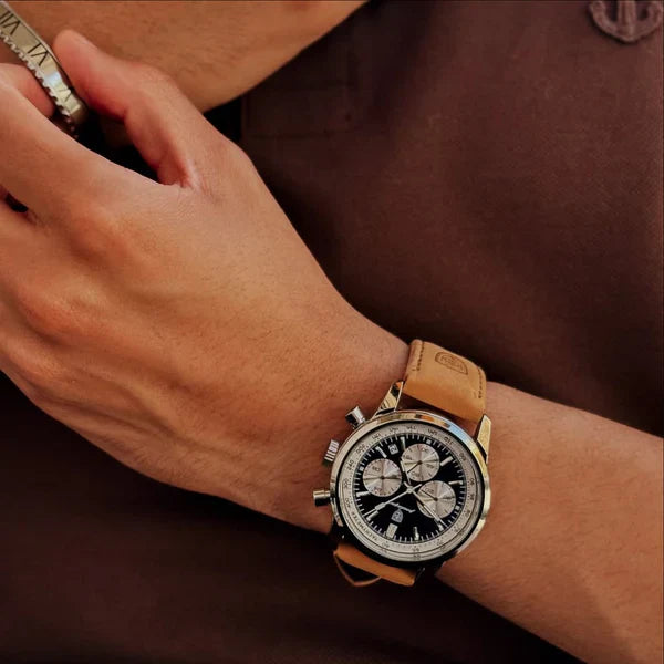 Side profile of the 41mm brushed steel pilot case